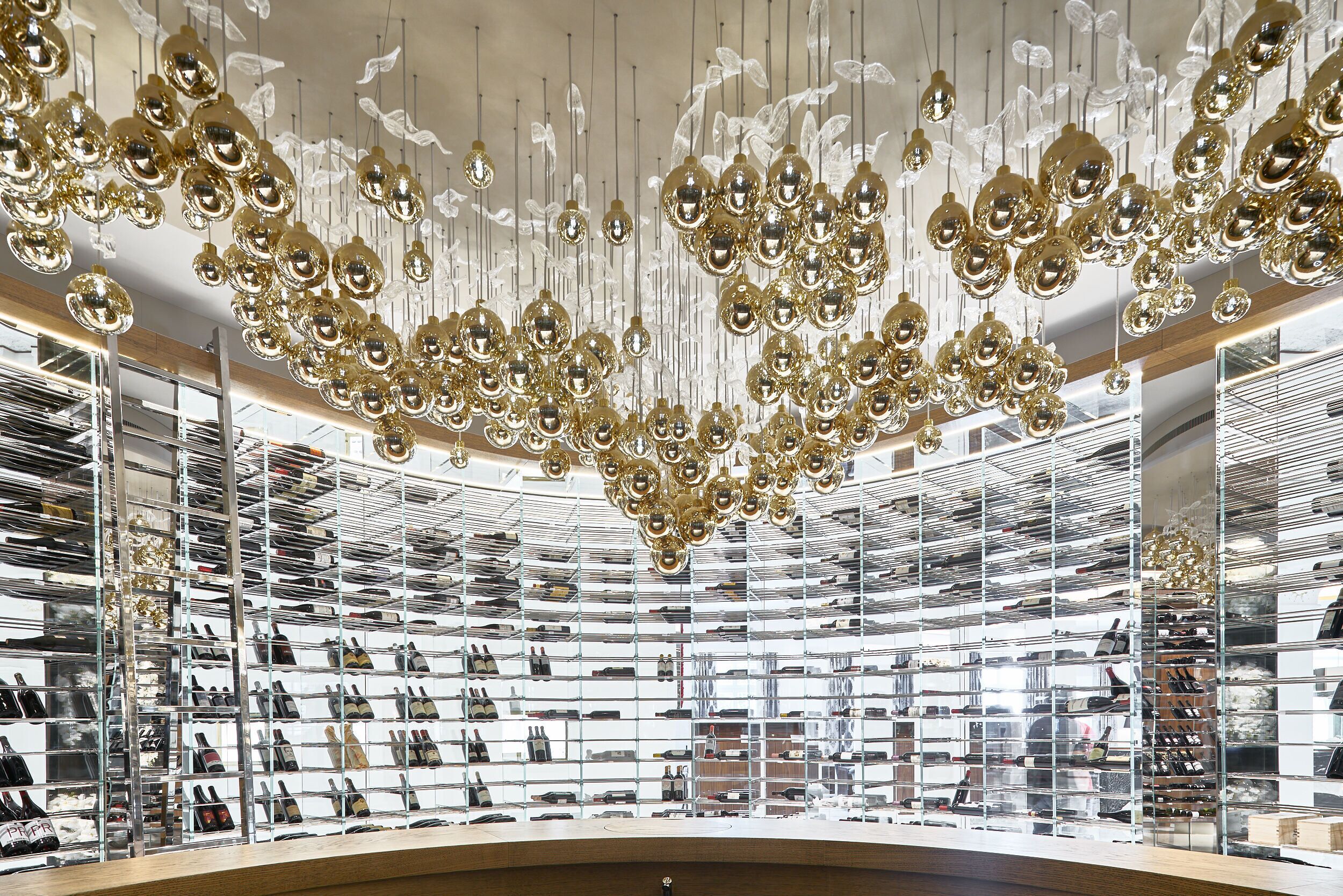 6 restaurants, breakfast, lunch, dinner served; international cuisine