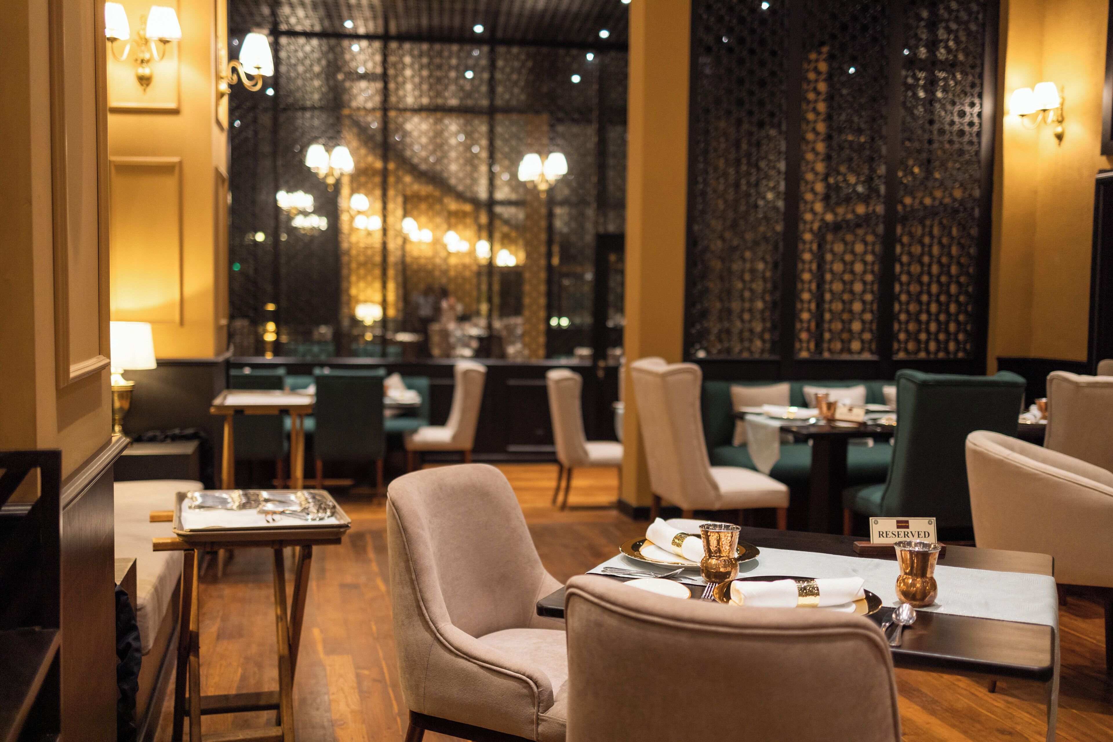 4 restaurantes; se sirven comidas y cenas