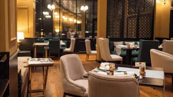 4 restaurantes; se sirven comidas y cenas