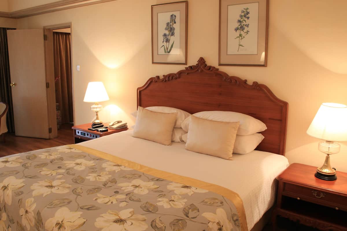 奢华套房, 1 张特大床, 海洋景观 (King Bed) | 迷你吧、客房内保险箱、办公桌、遮光窗帘