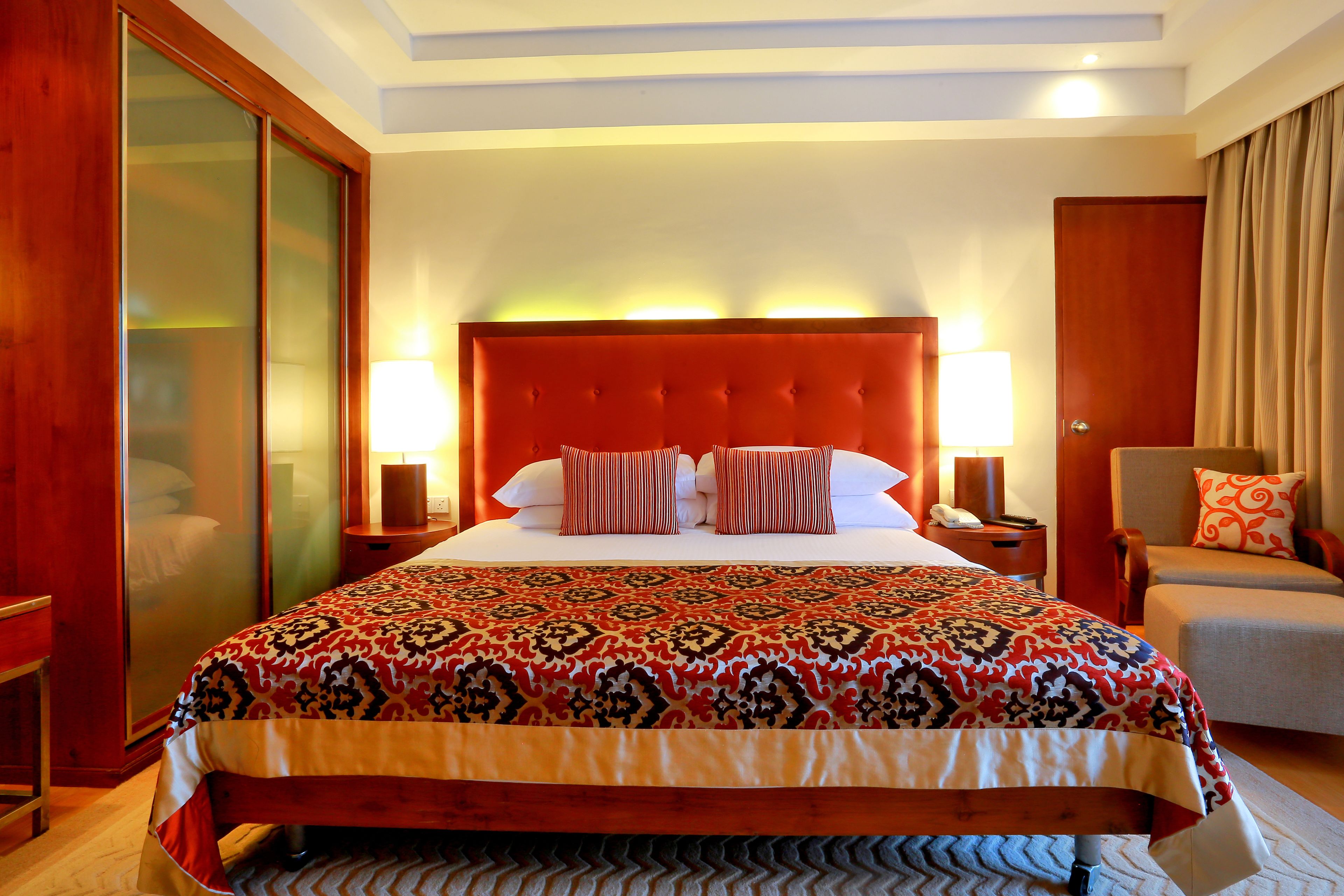 Deluxe Room, 1 Queen Bed (City Facing) | Minibar, in-room safe, desk, blackout curtains