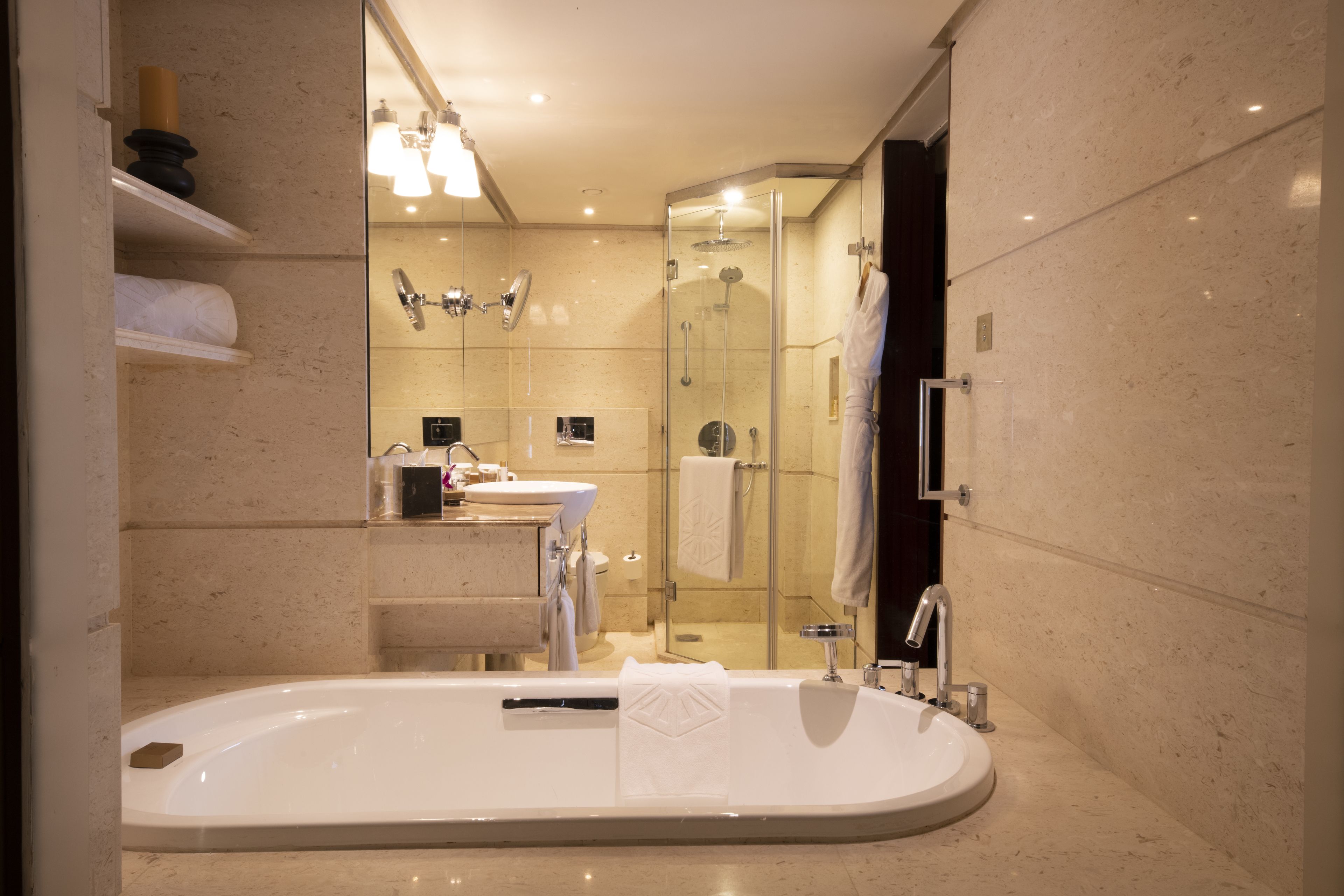 Une salle de bain moderne avec une baignoire sur pieds, une douche à parois de verre et un meuble-lavabo avec un miroir.