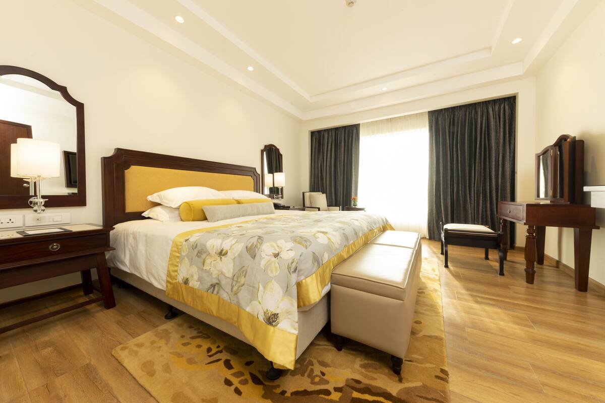 行政套房, 1 张特大床, 海洋景观 (King Bed) | 迷你吧、客房内保险箱、办公桌、遮光窗帘