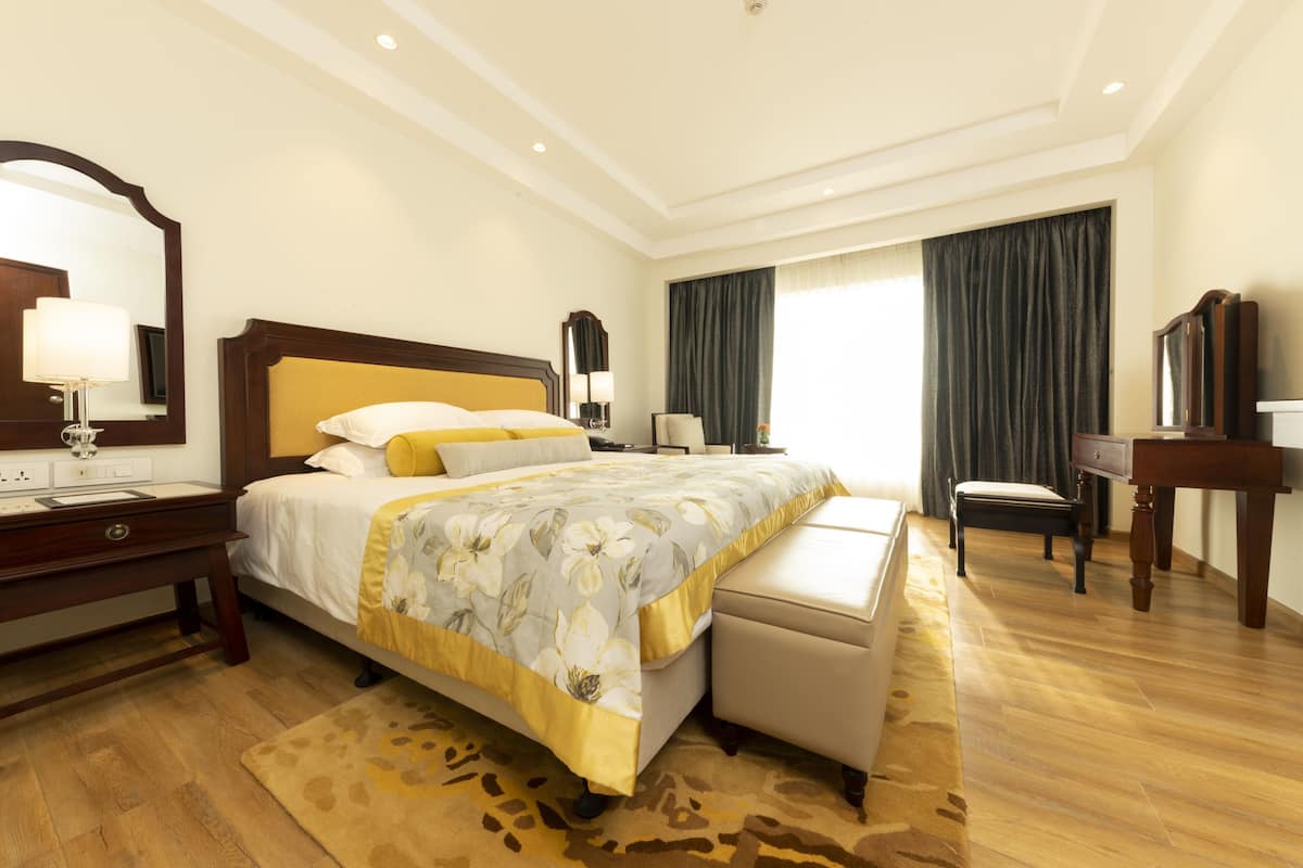Executive Suite, 1 King Bed, Ocean View (King Bed) | Minibar, in-room safe, desk, blackout curtains