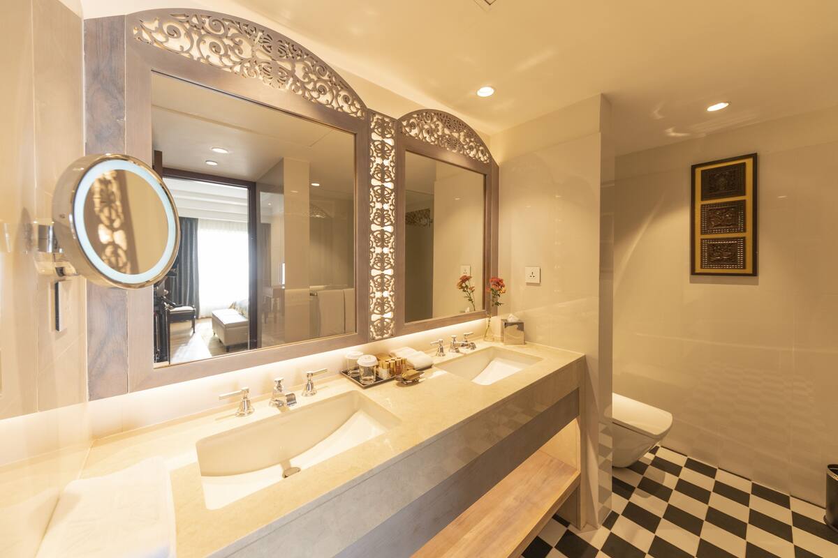 executive suite, 1 king bed, ocean view (king bed) | bathroom | eco-friendly toiletries, bathrobes, slippers, bidet