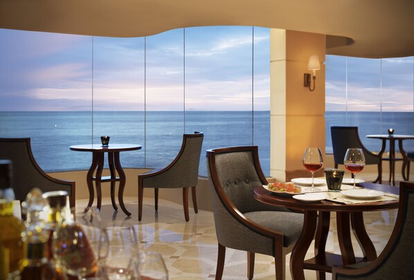 4 restaurants, lunch, dinner served; Indian cuisine