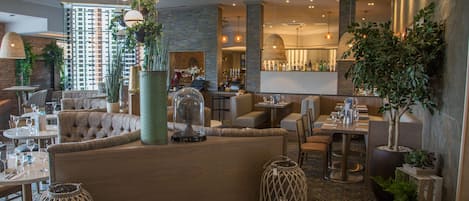 Serveert ontbijt en lunch