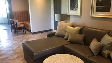 Riverside Lodge Suite | Escritorio, cortinas opacas, tabla de planchar con plancha