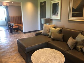Riverside Lodge Suite | Escritorio, cortinas blackout y tabla de planchar con plancha 