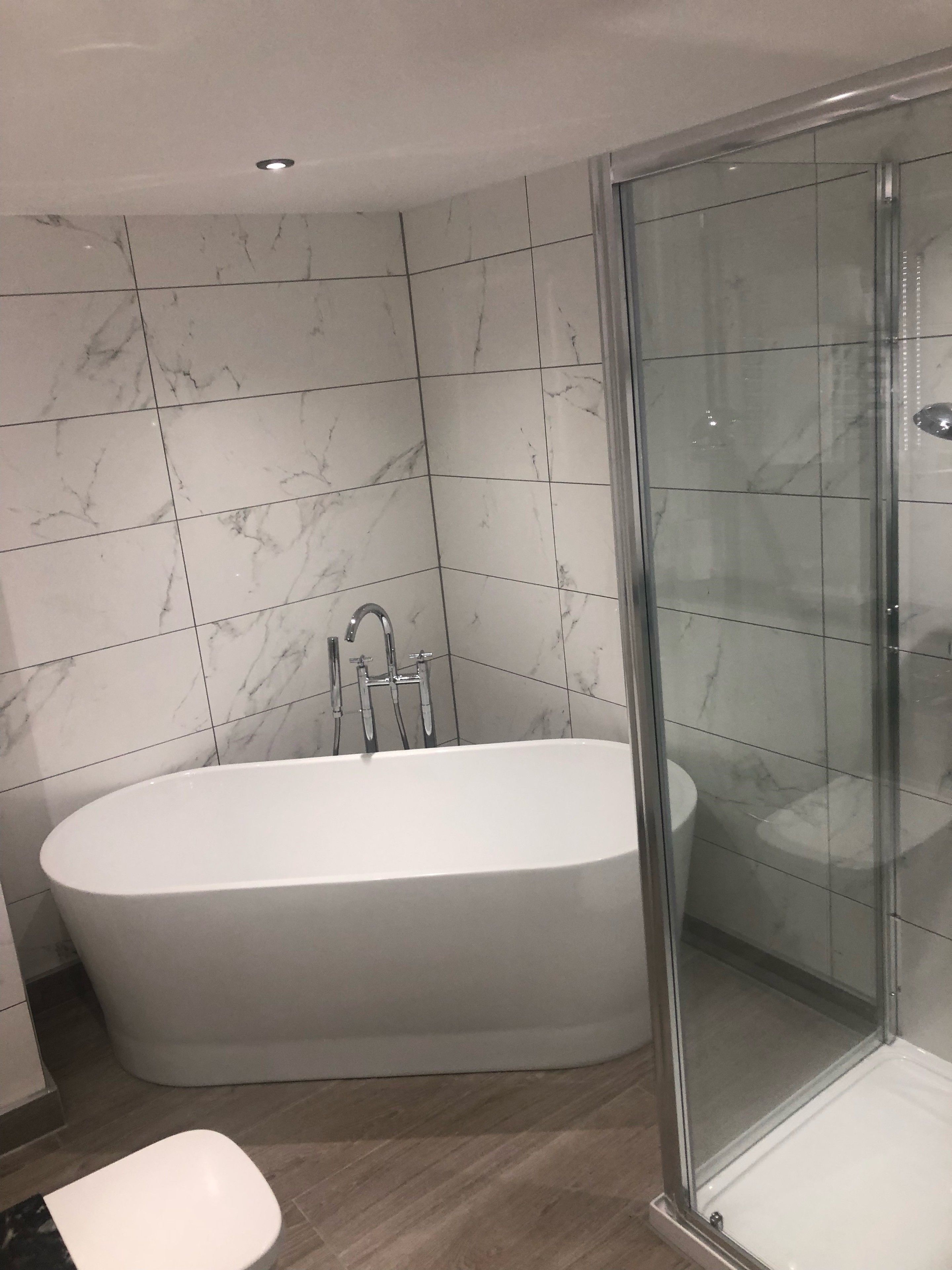 arran suite | bathroom | combined shower/bathtub, free toiletries, hair dryer, towels