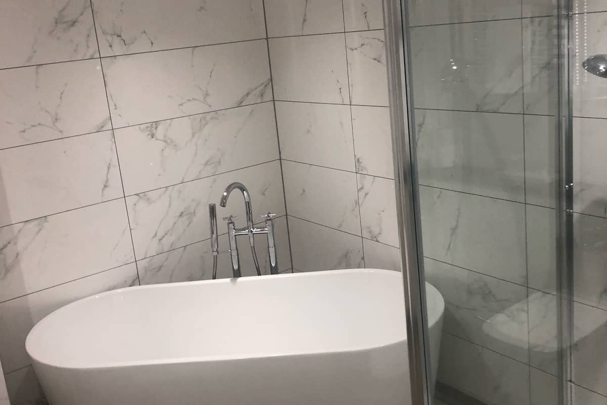 arran suite | bathroom | combined shower/bathtub, free toiletries, hair dryer, towels