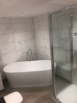 Arran Suite | Bathroom | Combined shower/tub, free toiletries, hair dryer, towels - Riverside Lodge Hotel (Irvine)