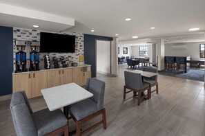 Free continental breakfast - La Quinta Inn by Wyndham Omaha West (Omaha)