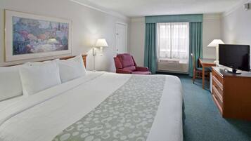 Quarto, 1 cama King, acessível (Various Views) | Roupas de cama premium, camas com colchões pillow-top, escrivaninha