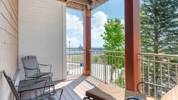 Jetted Tub Fireplace Deluxe Bridge View Suite | Premium bedding, pillowtop beds, in-room safe, desk