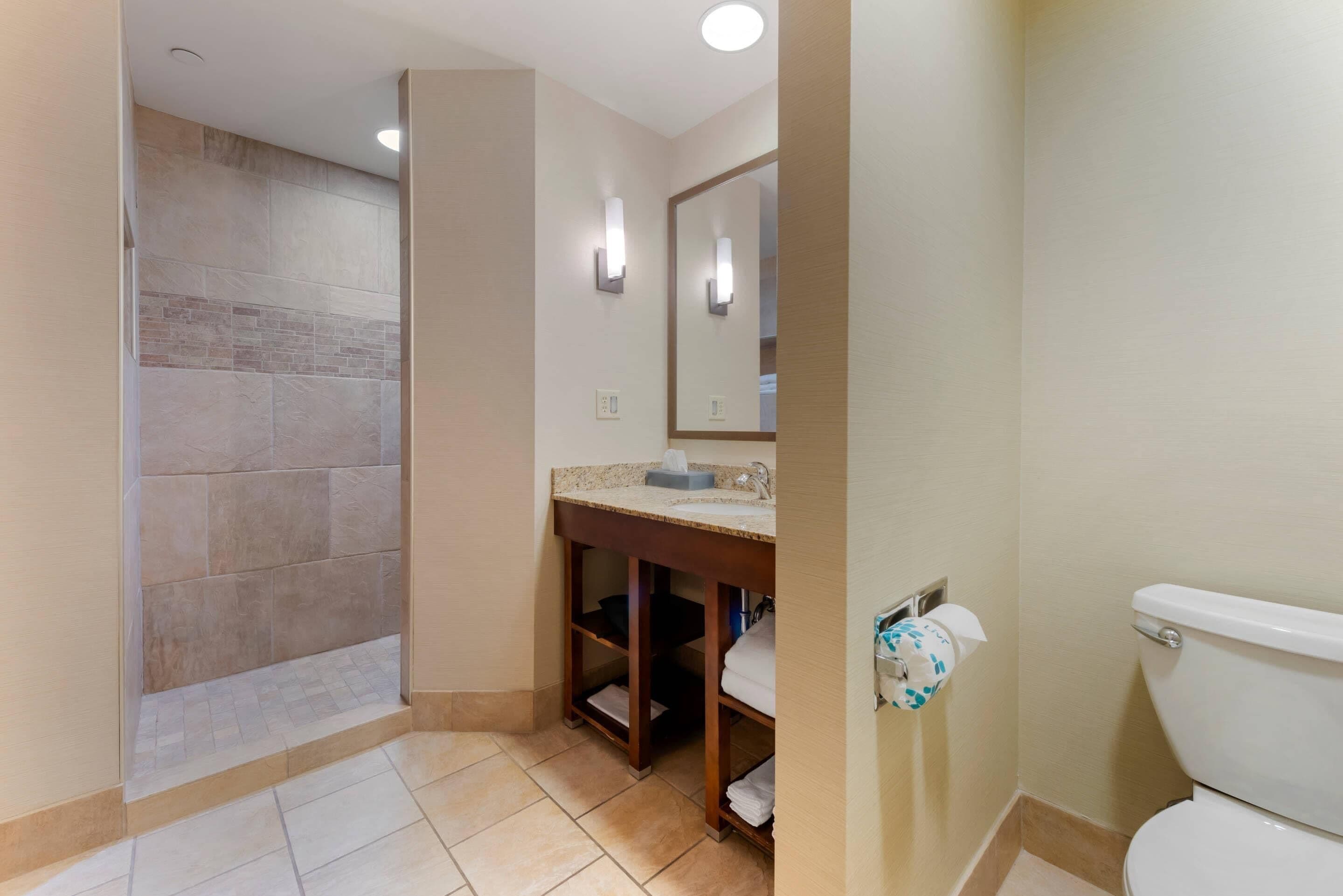 Un baño con ducha, lavabo e inodoro.
