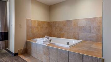 Suite Deluxe, hidromasaje (Fireplace, Lake View) | Tina de hidromasaje