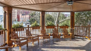 Vista frontal de la propiedad