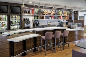Déjeuner et souper servis sur place, cuisine américaine