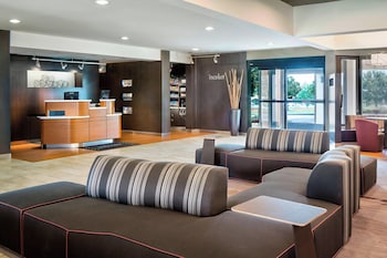 Lobby lounge at Courtyard by Marriott Dallas Arlington/Entertainment Dist
