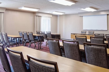 Meeting space at Courtyard by Marriott Dallas Arlington/Entertainment Dist