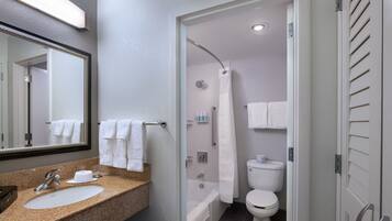 Combined shower/tub, free toiletries, hair dryer, towels