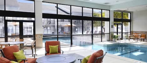 Inomhuspool och utomhuspool