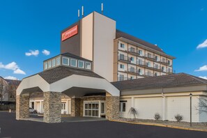 Exterior - Orangewood Inn & Suites Kansas City Airport (Kansas City)