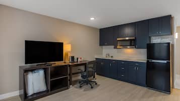 Suite | 1 bedroom, blackout drapes, iron/ironing board, free WiFi