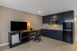 Suite | Blackout curtains, iron/ironing board, free WiFi, bed sheets