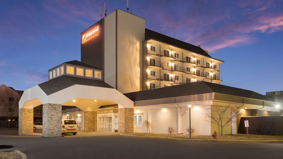 Orangewood Inn & Suites Kansas City Airport