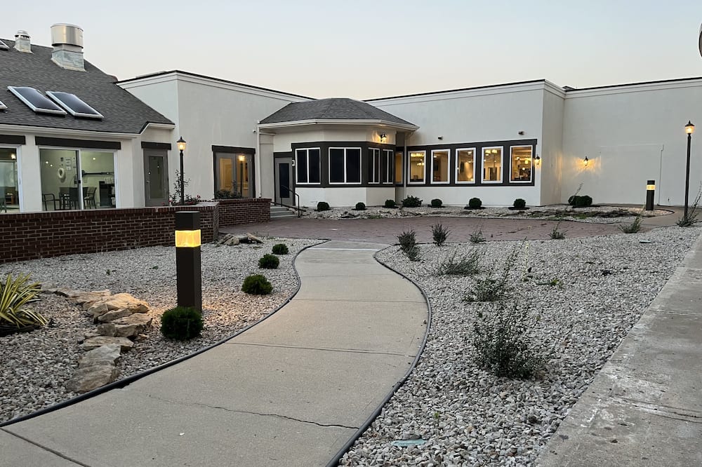Orangewood Inn & Suites Kansas City Airport