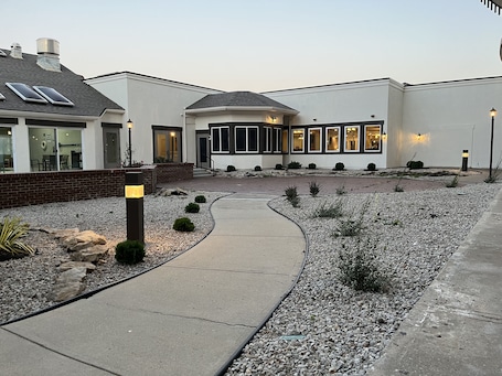 Patio. Orangewood Inn & Suites Kansas City Airport