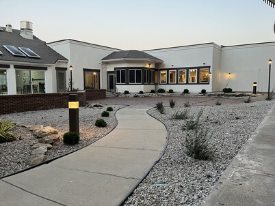 Orangewood Inn & Suites Kansas City Airport