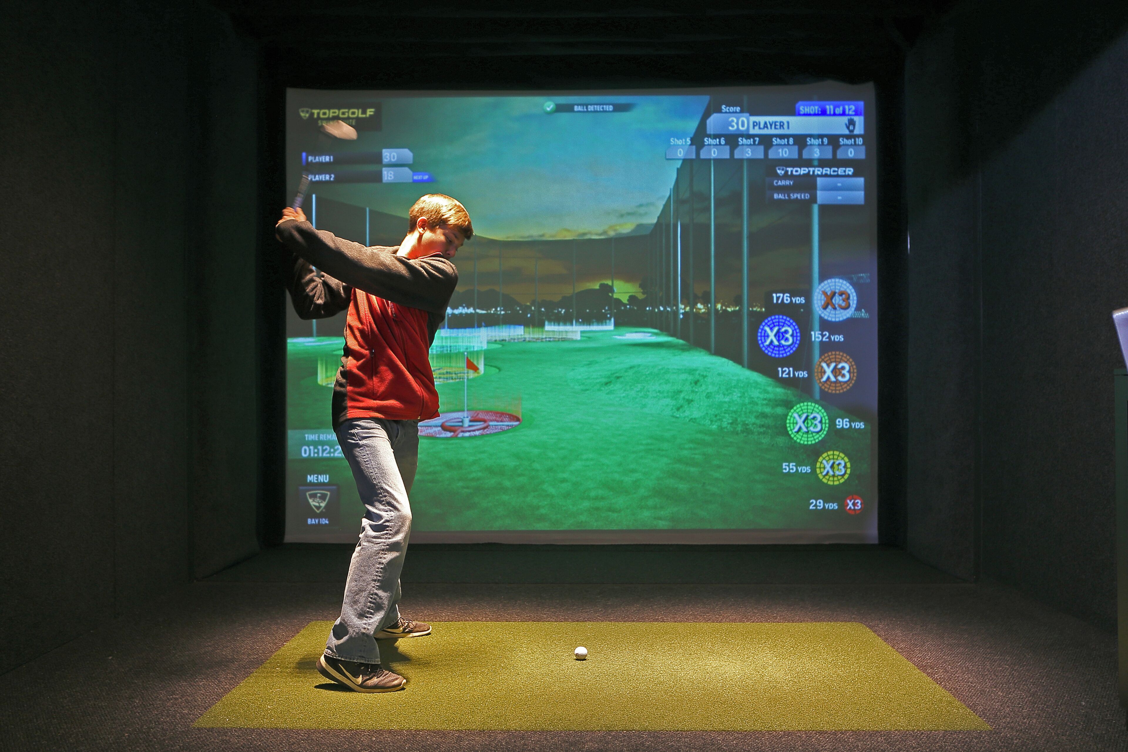 Indoor golf driving range
