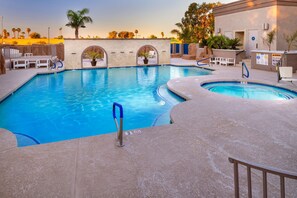 Una piscina al aire libre (de 07:00 a 22:00), sombrillas, tumbonas