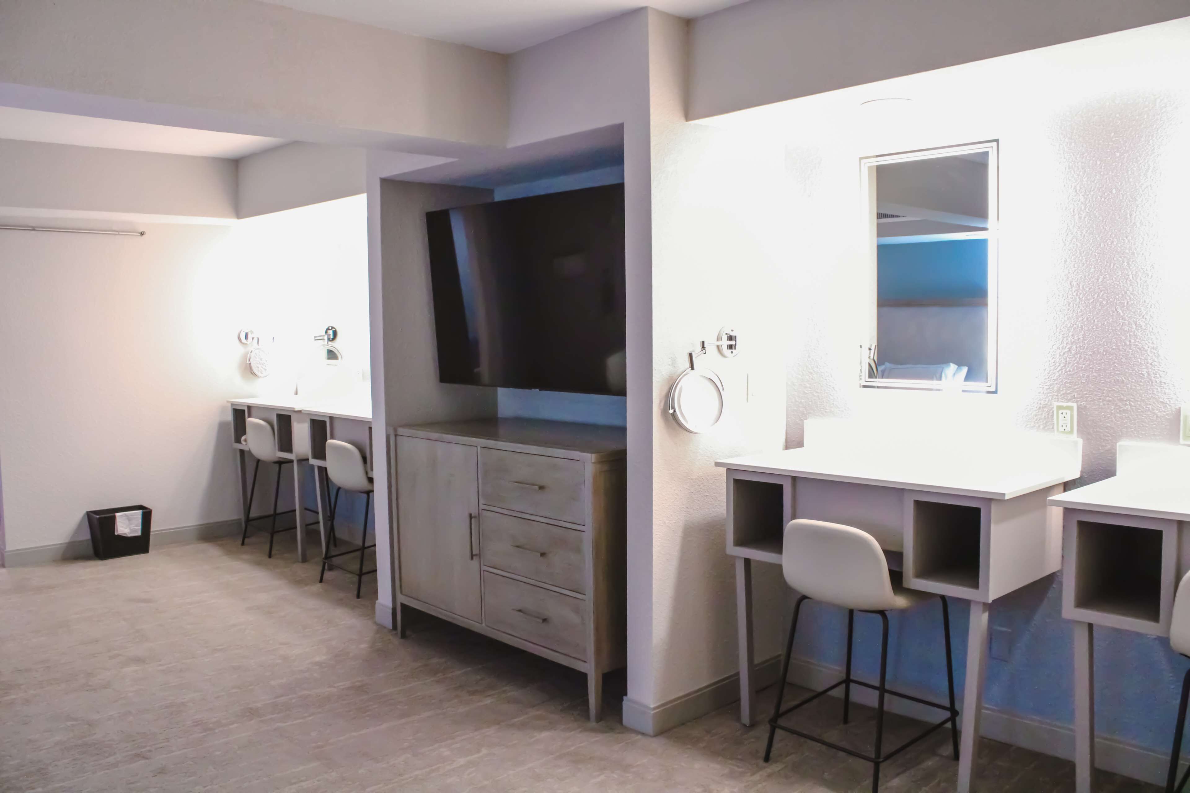 suite, multiple beds (2 kng salon suite interior) | premium bedding, pillow-top beds, in-room safe, desk