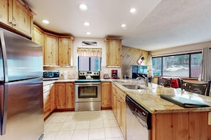 Refrigerador con freezer, microondas, cafetera/tetera