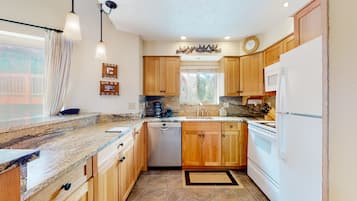 Condo, 2 habitaciones (plus Loft) | Cocina privada | Refrigerador con congelador, microondas y cafetera y tetera