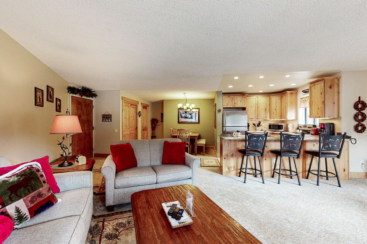 Condo, 2 Bedrooms | Living area