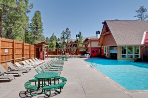 Seasonal outdoor pool - Pine Ridge Condominiums (Breckenridge)