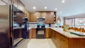 Condo, 2 Bedrooms | Dapur peribadi | Peti sejuk/penyejuk beku saiz penuh, ketuhar gelombang mikro