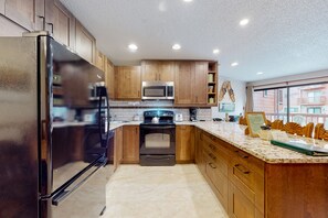 Condo, 2 Bedrooms | Private kitchen