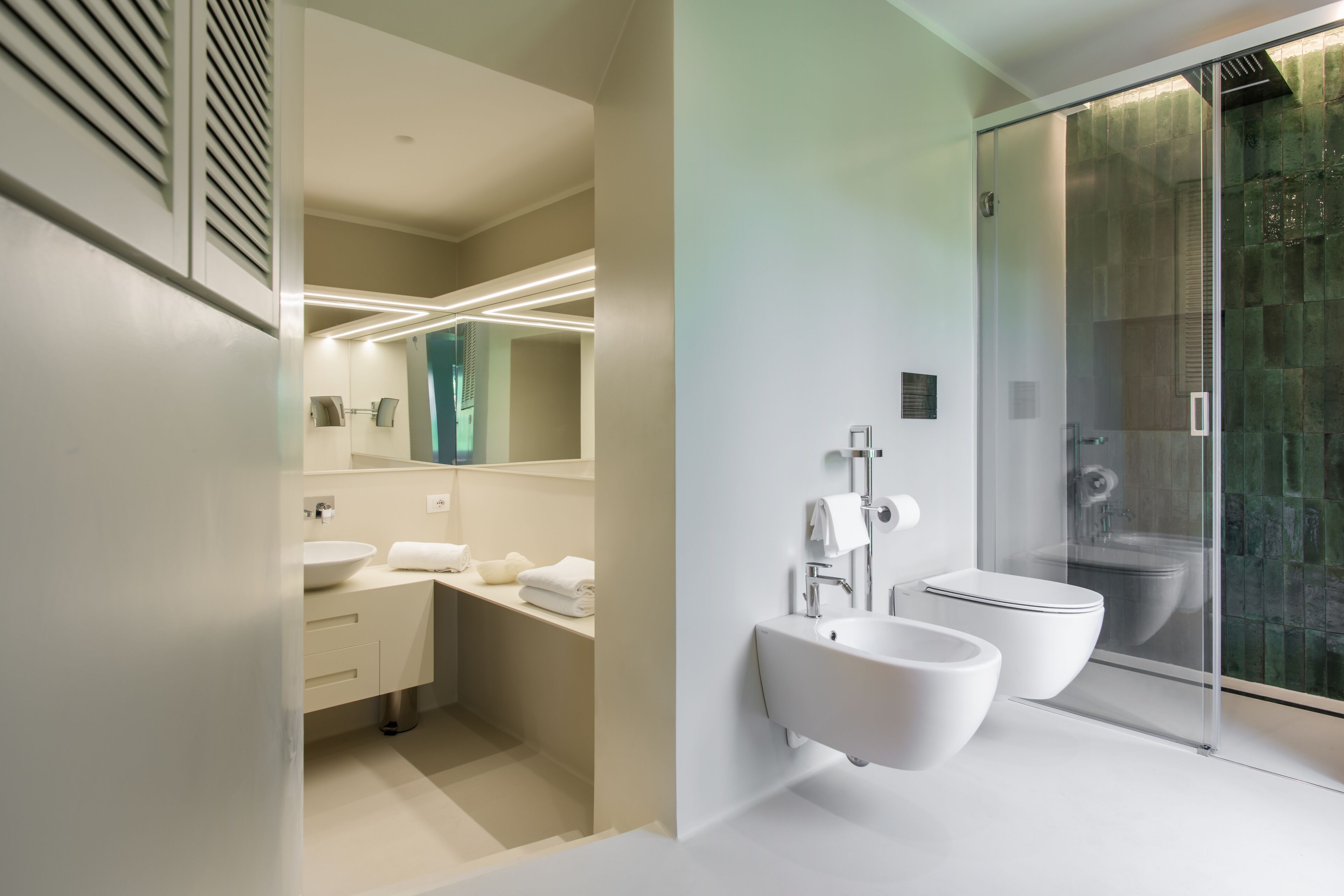 apartment (gingko) | bathroom | combined shower/bathtub, designer toiletries, hair dryer, bathrobes