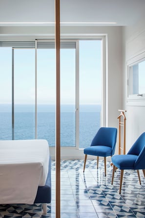 Suite junior, vista al mar | Ropa de cama hipoalergénica y minibar