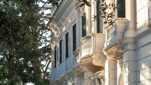A building with classical architecture, featuring columns, a balcony, and large planters. - Parco dei Principi Hotel (Sorrento)
