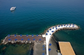 Privatstrand, Liegestühle, Sonnenschirme, Strandtücher