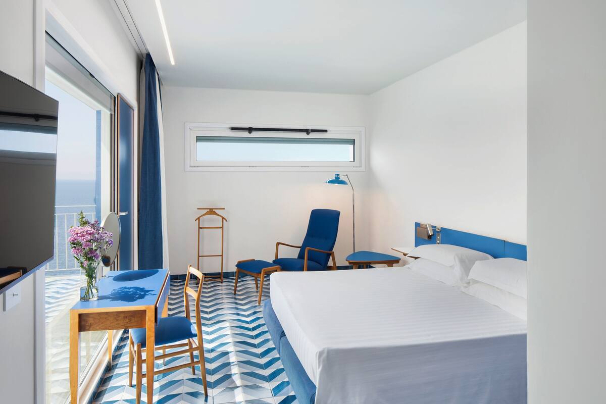 Suite, sjøutsikt | Allergitestet sengetøy, minibar, safe på rommet og skrivebord