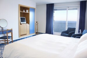 Superior Double or Twin Room, Sea View | Hypo-allergenic bedding, minibar, in-room safe, desk
