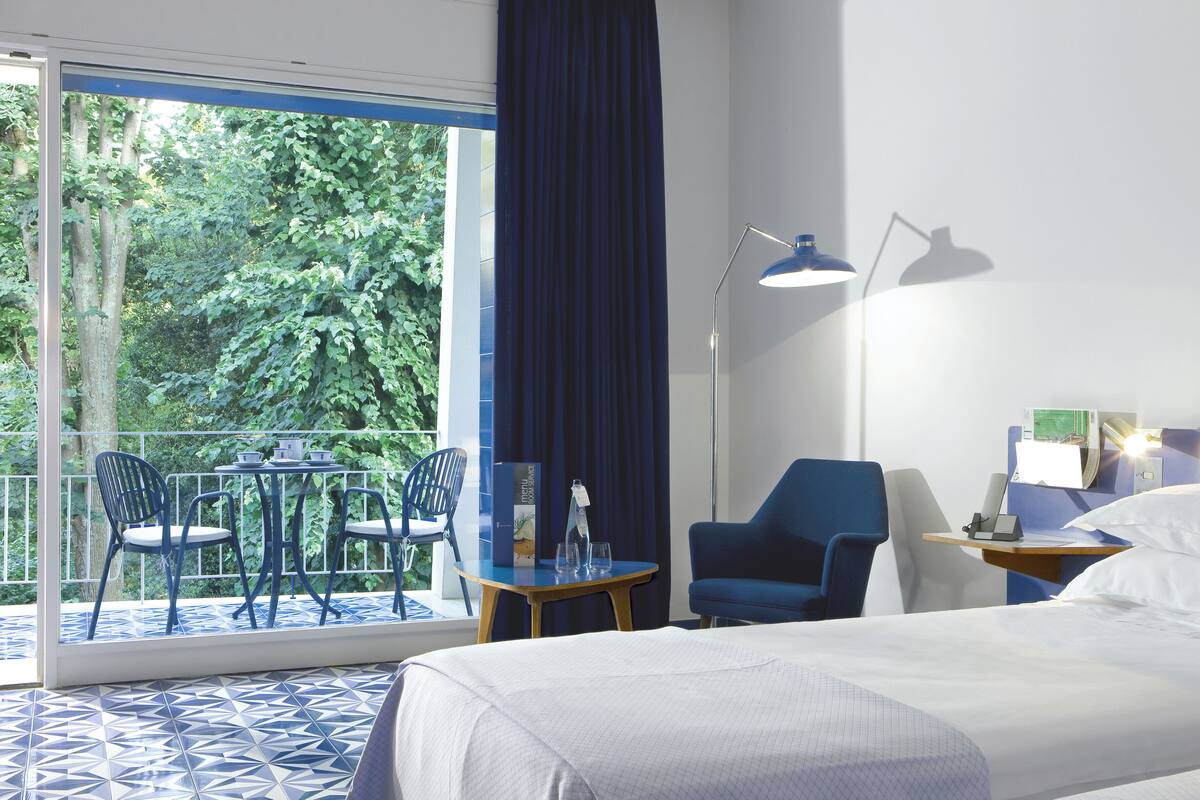 Tremannsrom – classic, parkutsikt | Allergitestet sengetøy, minibar, safe på rommet og skrivebord